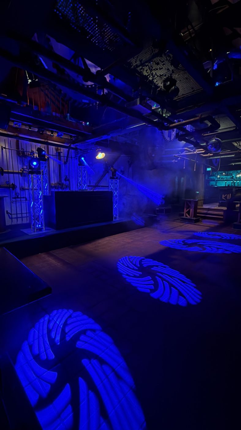 Fort Sint Gertrudis met blauwe gobo-projecties op de dansvloer