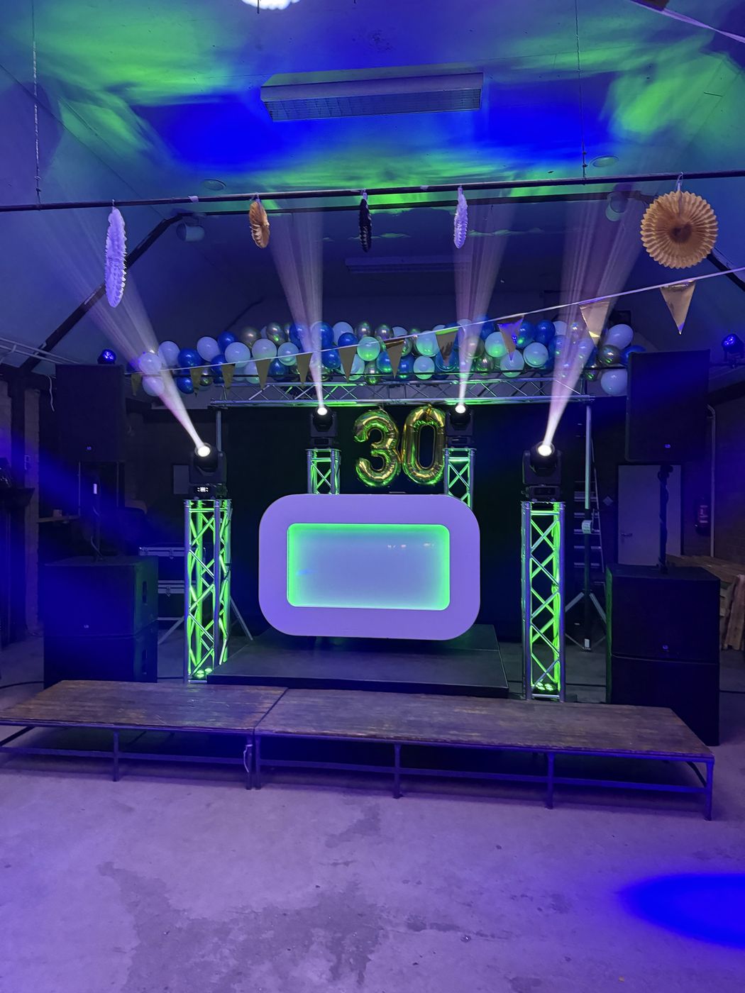 Setup met beams en ballonnen voor een dertigste verjaardag