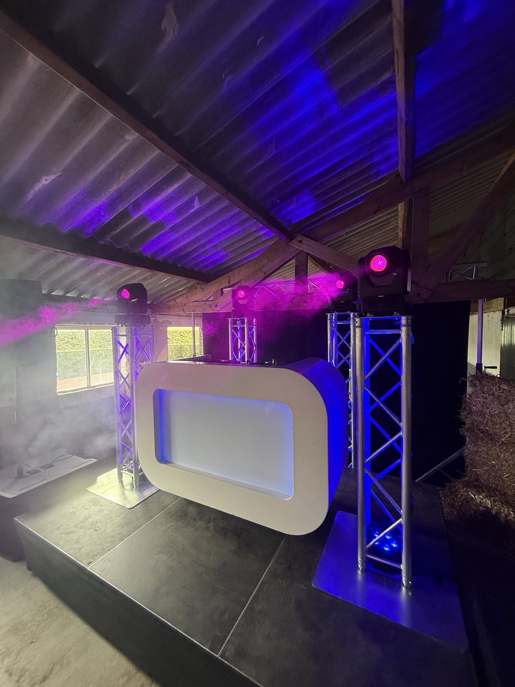 Witte booth met moving heads en haze in een schuur