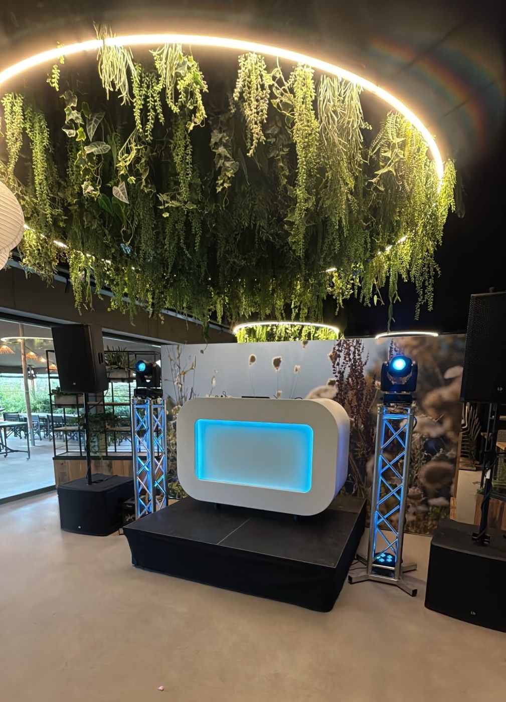 Witte DJ-booth met truss voor een bruiloft bij Het Houtse Meer