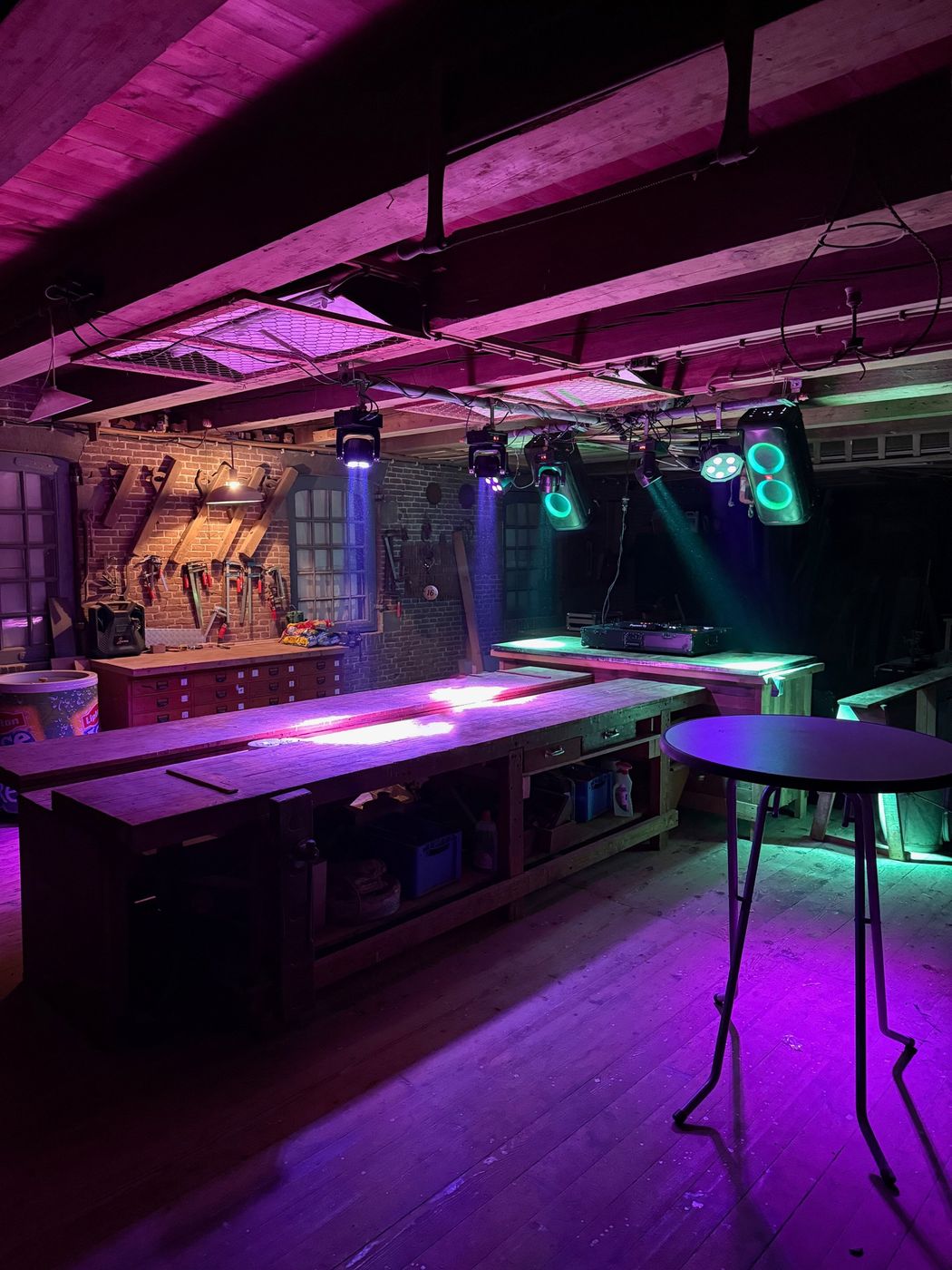 Bar met paarse en groene sfeerverlichting